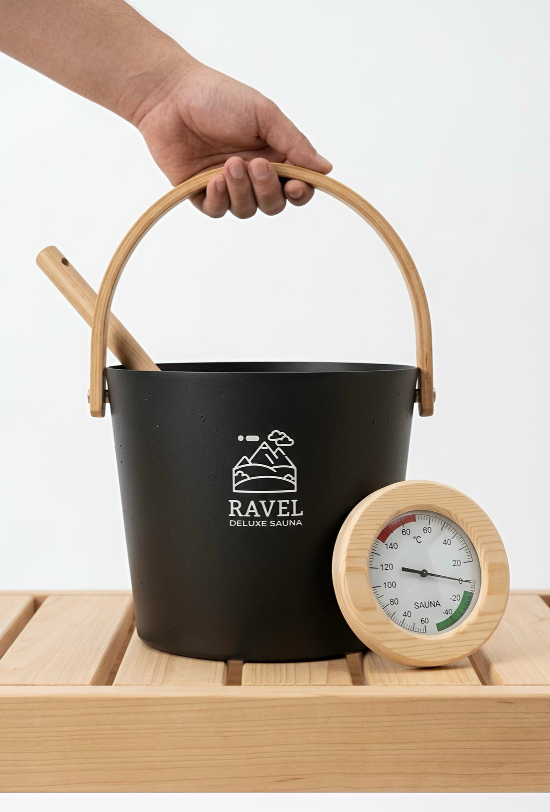 Saunaeimer mit Wasserkelle und Thermometer